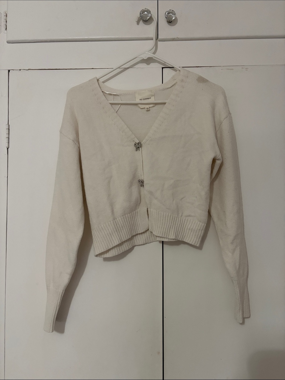 Cream V‑Neck Cropped Cardigan Sweater